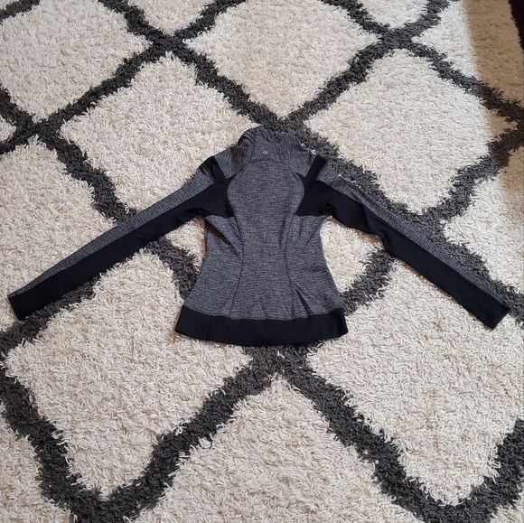 Lululemon Bhakti Yoga Jacket Size 6 Black Grey Gray Zip Up EUC - Picture 9 of 9